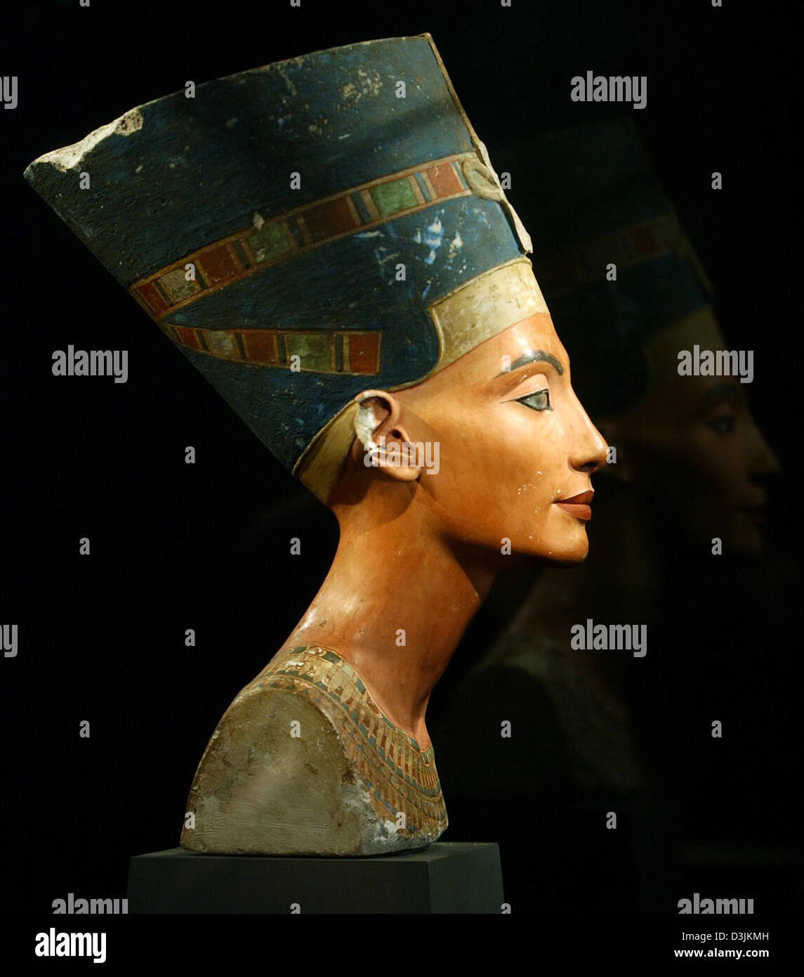 (Afp) - le buste de la reine égyptienne Néfertiti (1 340 avant J.-C., 18ème dynastie), représenté à son showcase au musée égyptien de Berlin, Allemagne, 10 février 2005. Nefertiti seront exposées dans son nouveau lieu sur le useumsinsel' (île des musées) à compter du 3 août 2005. La collection se déplace de 'château de Charlottenburg' (Charlotten) à la 'Alte Museum' (ancien musée). Banque D'Images