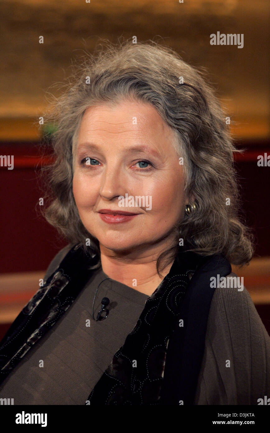 (Afp) - L'actrice allemande Hanna Schygulla ('LE MARIAGE DE MARIA BRAUN", "Effi Briest", "Le clown') sourit dans une photo prise lors d'une émission de télévision allemande à Cologne, Allemagne, 15 mars 2005. Banque D'Images