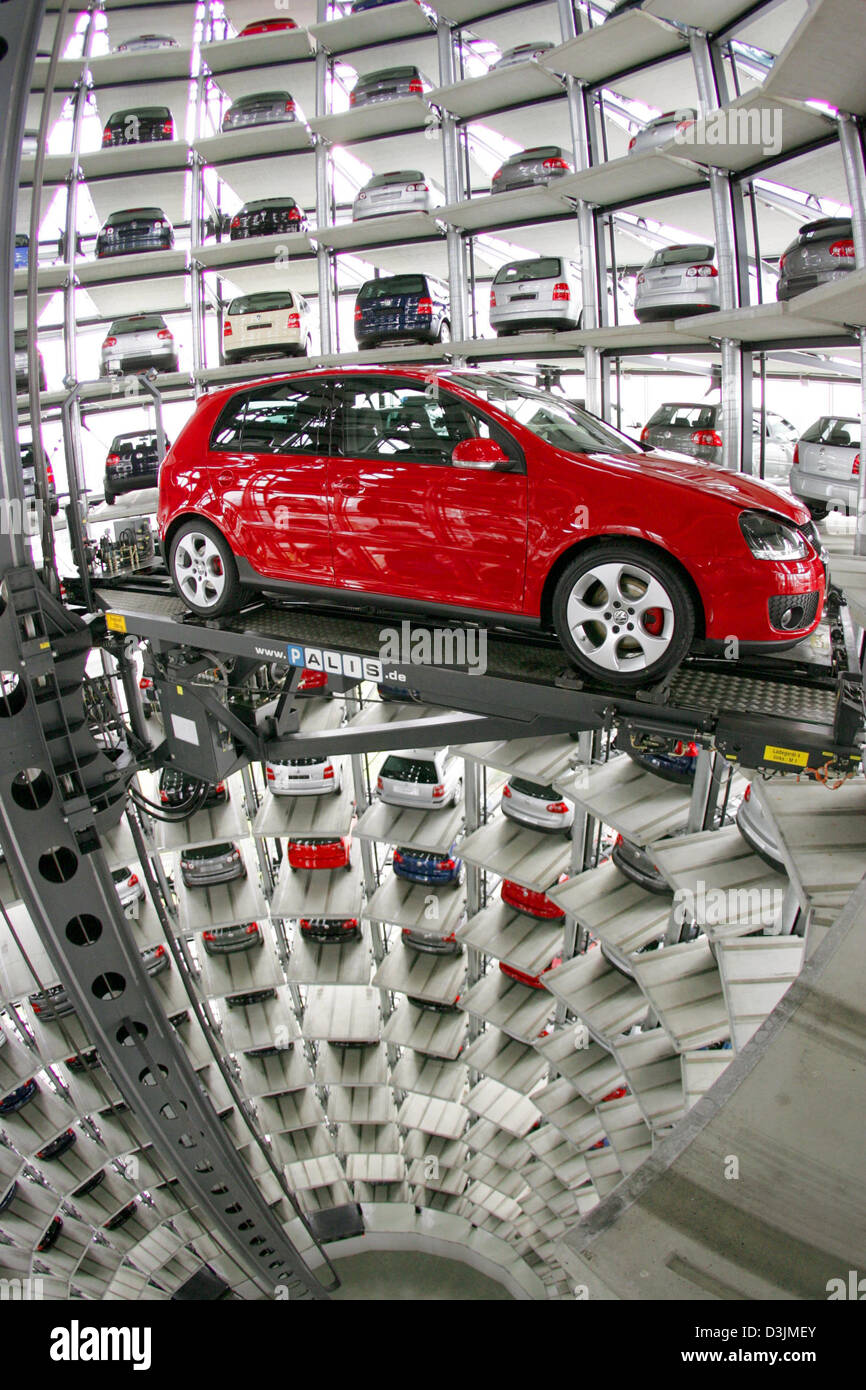 (Afp) - Une Volkswagen (VW) Golf GTI est déposée pour l'envoi dans l'un des tours de dépôt à l'usine de montage VW à Wolfsburg, Allemagne, 22 février 2005. Autour de 550 véhicules par jour sont expédiés de l'usine de clients en attente. Banque D'Images