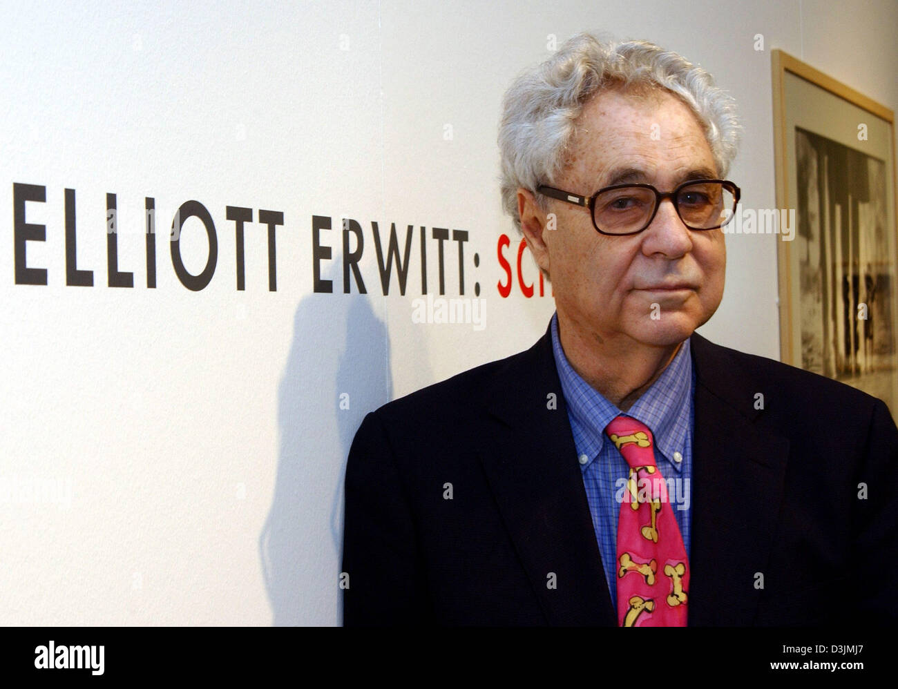 (Dpa) - photographe Elliott Erwitt, qui est né à Paris en 1928, se trouve dans l'exposition 'Elliott Erwitt : Schnappschuesse» (Elliott Erwitt : snapshots) au 'NRW-Forum Kultur und Wirtschaft' (Rhénanie Wesphalie forum culture et économie) à Duesseldorf, Allemagne, 4 mars 2005. L'exposition est jusqu'à présent, la plus grande rétrospective de son travail et comprend ses créations Banque D'Images