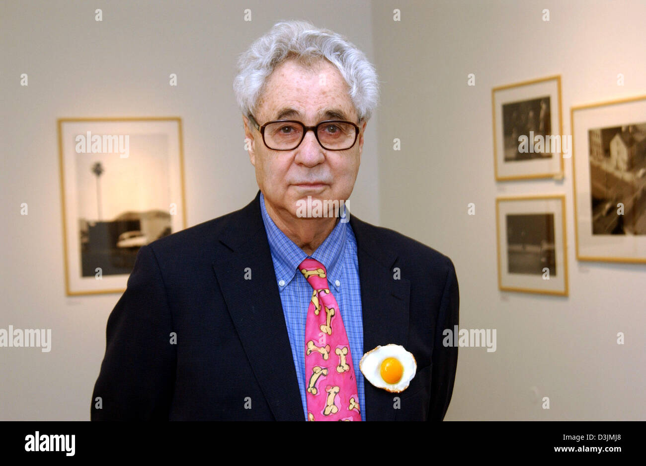 (Dpa) - photographe Elliott Erwitt, qui est né à Paris en 1928, se trouve dans l'exposition 'Elliott Erwitt : Schnappschuesse» (Elliott Erwitt : snapshots) au 'NRW-Forum Kultur und Wirtschaft' (Rhénanie Wesphalie forum culture et économie) à Duesseldorf, Allemagne, 4 mars 2005. L'exposition est jusqu'à présent, la plus grande rétrospective de son travail et comprend ses créations Banque D'Images