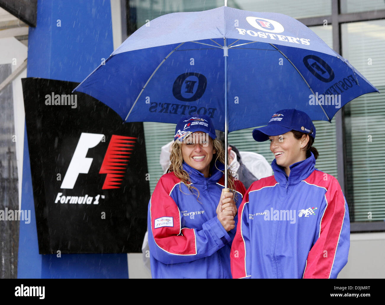 Afp) - Deux petite culotte portée par ton hôtesse se tenir sous un parapluie  lors d'une douche à effet pluie sur le circuit du Grand Prix de l'Albert  Park, Melbourne, Australie, 05