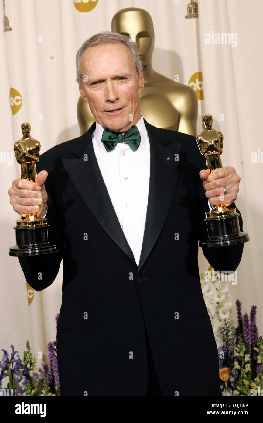 (Afp) - le double de l'acteur et réalisateur américain Clint Eastwood pose avec ses trophées à la 77e soirée des Oscars à Hollywood, Los Angeles, USA, 27 février 2005. Banque D'Images