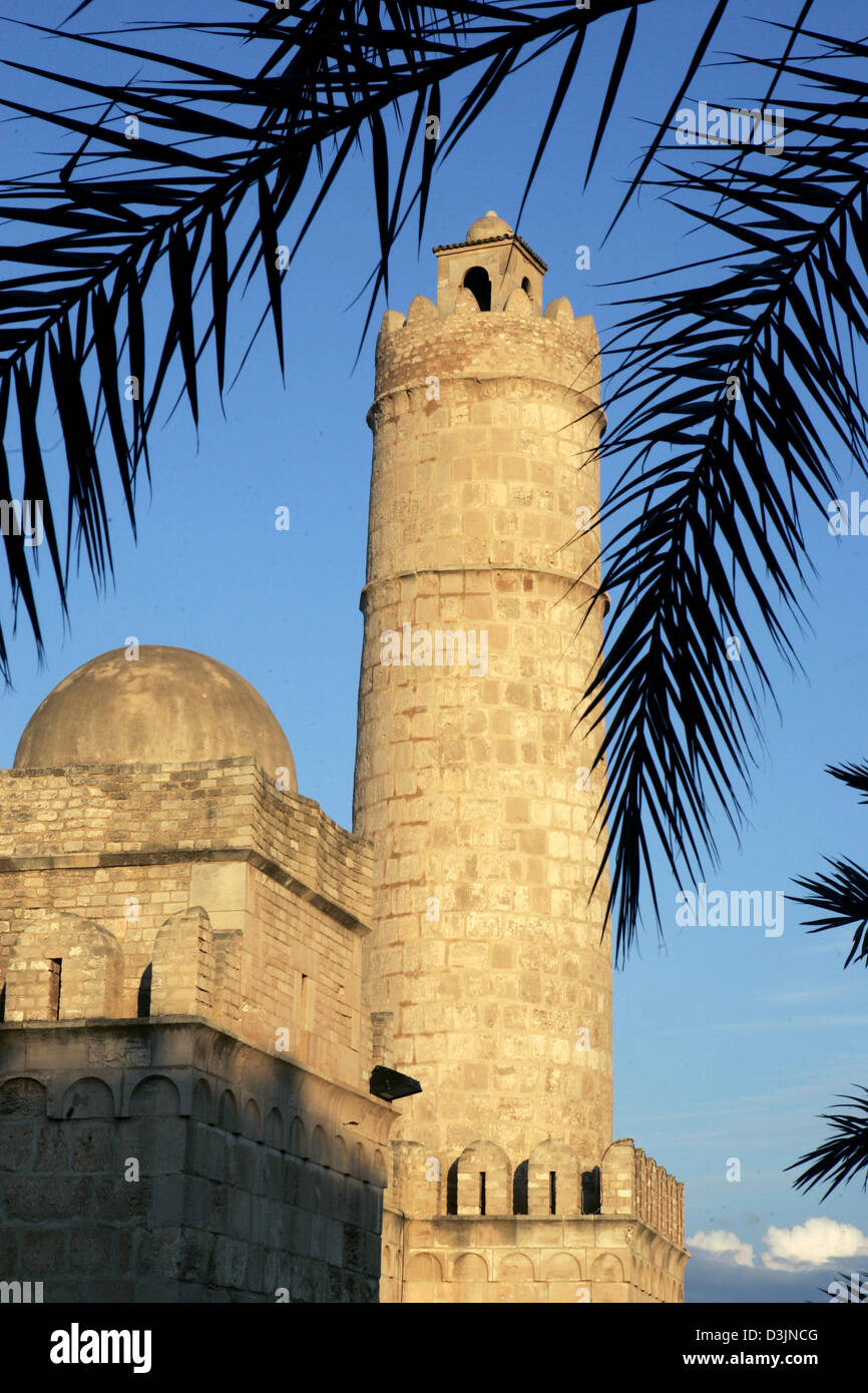 (Afp) - La photo montre le ribat dans l'ancienne médina de Sousse, Tunisie, 28 janvier 2005. Le Ribat est un château où l'armée de soldats musulmans vivaient dans cloisterlike la solitude. L'ancien couvent de guerriers moine islamique est aujourd'hui une des plus importantes attractions touristiques à Sousse. La nouvelle ville moderne, qui a été construit par les Français, entoure une vieille ville pittoresque sur les vestiges de la puni Banque D'Images