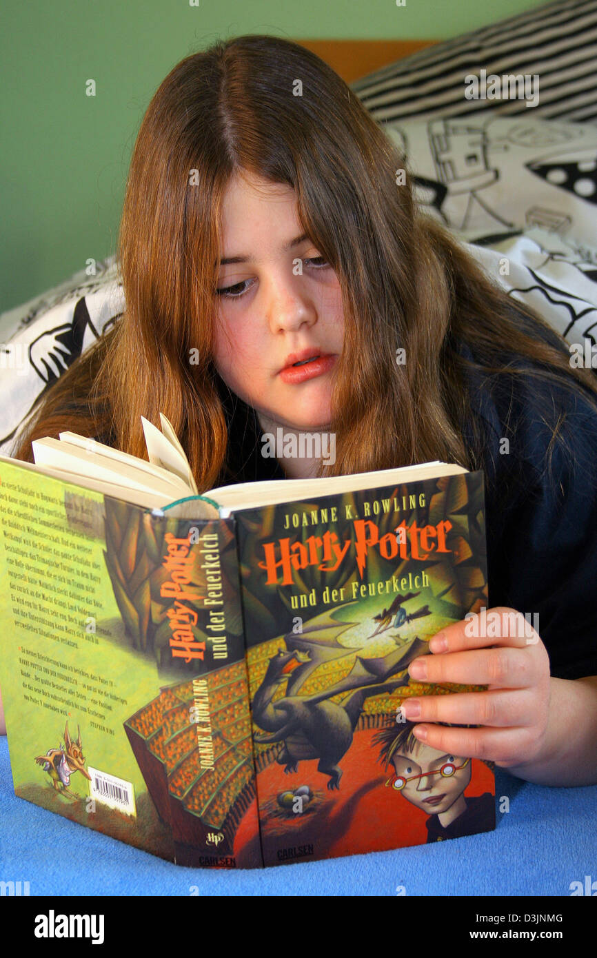 Afp Une Jeune Fille Lit Un Livre De Harry Potter Par L Ecrivain Britannique Jk Rowling A Francfort 22 Janvier 2005 Photo Stock Alamy
