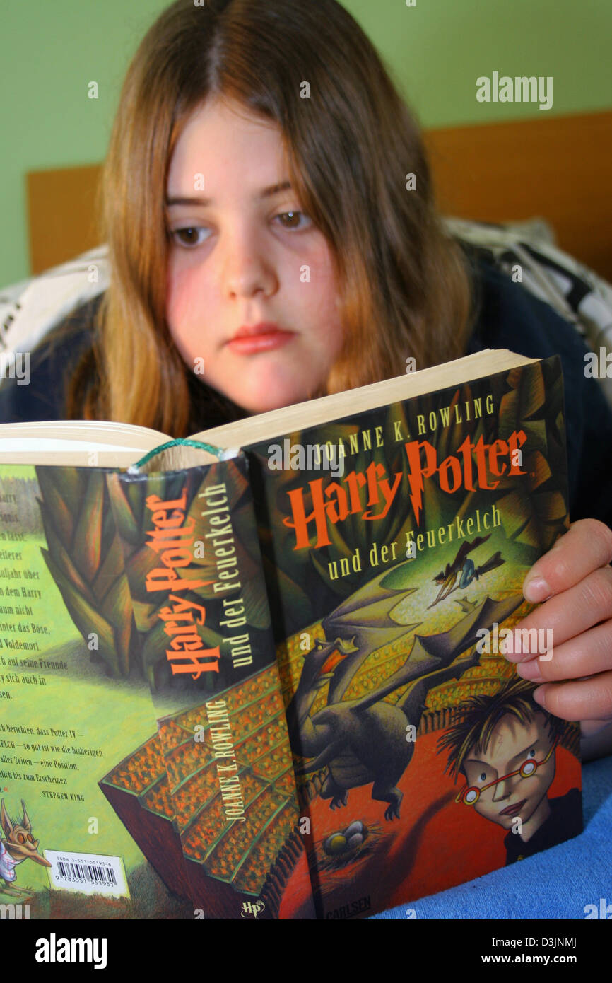 (Afp) - une jeune fille lit un livre de Harry Potter par l'écrivain britannique JK Rowling à Francfort, 22 janvier 2005. Banque D'Images