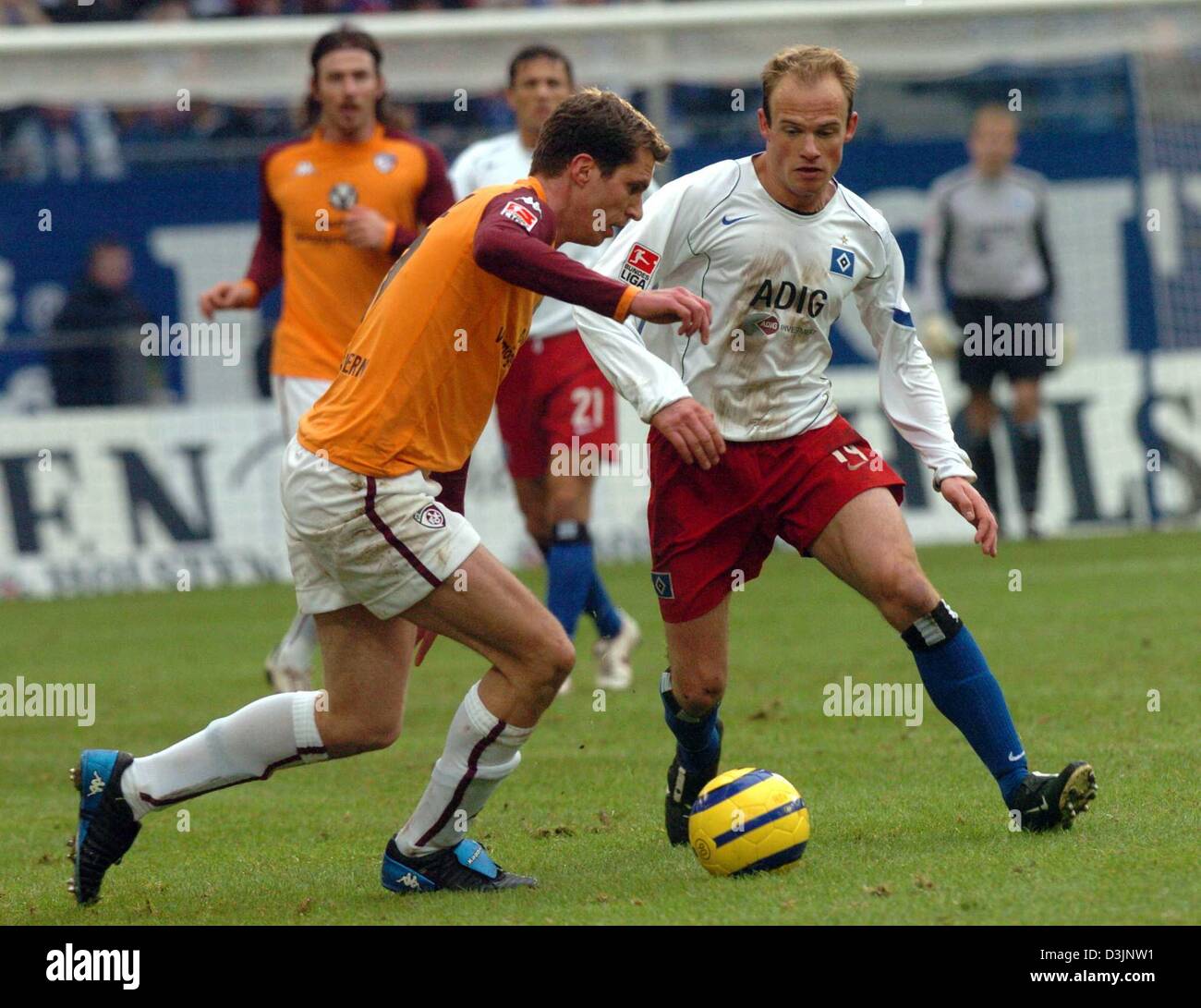 (Afp) - Le milieu de terrain de Hambourg David Jarolim (R) et Kaiserslautern's Timo Wenze lutte pour le ballon pendant le match de Bundesliga allemande entre le Hamburger SV et le FC Kaiserslautern à AOL Arena de Hambourg, Allemagne, 19 février 2005. Hambourg a gagné 2-1. Banque D'Images