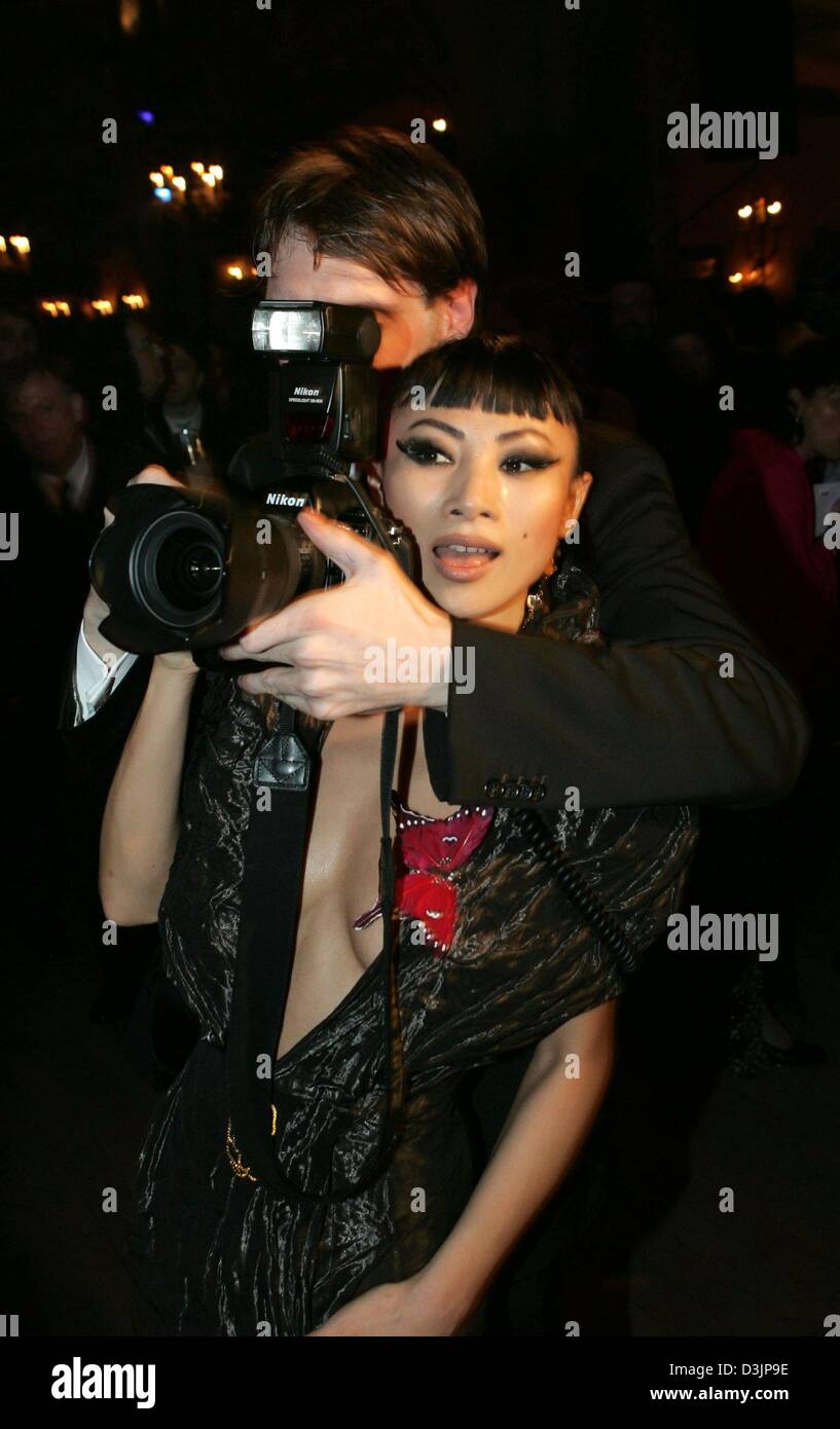 (Afp) - L'actrice chinoise Bai Ling, et membre du jury de la Berlinale, regarde à travers un appareil photo qui appartient à l'un des photographes lors d'une partie de l'ouverture du 55e festival international du film de Berlin à Berlin, Allemagne, 10 février 2005. Le Festival International du Film, qui se déroule jusqu'au 20 février, dispose d'un total de 350 films de 52 pays avec 22 films en compétition pour la Banque D'Images