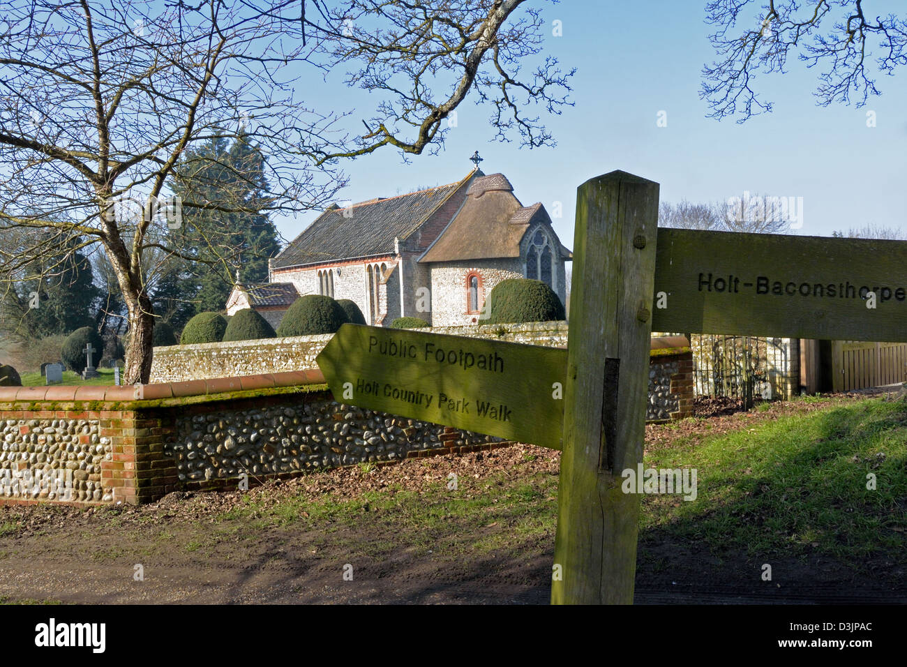 Sentier pour signer en face de l'église All Saints, Hempstead, Norfolk, UK Banque D'Images