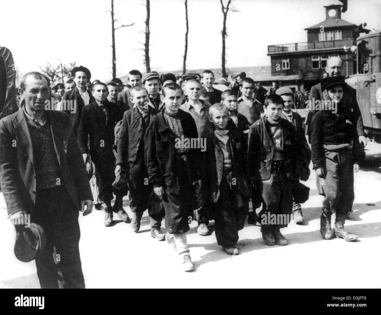 (Afp) - Les enfants et les jeunes sont conduits dans des colonnes à l'hôpital Sick Bay après la libération du camp de concentration de Buchenwald par la 3e Armée américaine à Buchenwald, Allemagne, 13 avril 1945. Banque D'Images