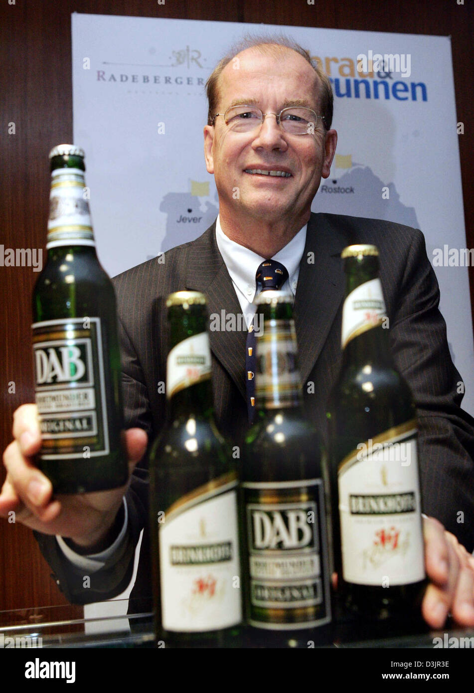 (Afp) - Ulrich Kallmeyer, chef de la section bière Oetker, pose avec les bouteilles de bière de la DAB et marques Brinkhoff's no 1 après une conférence de presse à l 'Brau und Brunnen' siège à Dortmund, Allemagne, 1 février 2005. Après les travailleurs et les réunions du personnel de Dortmund et Berlin en début de matinée la gestion de la section bière Oetker informé des réductions prévues et donc fin Banque D'Images