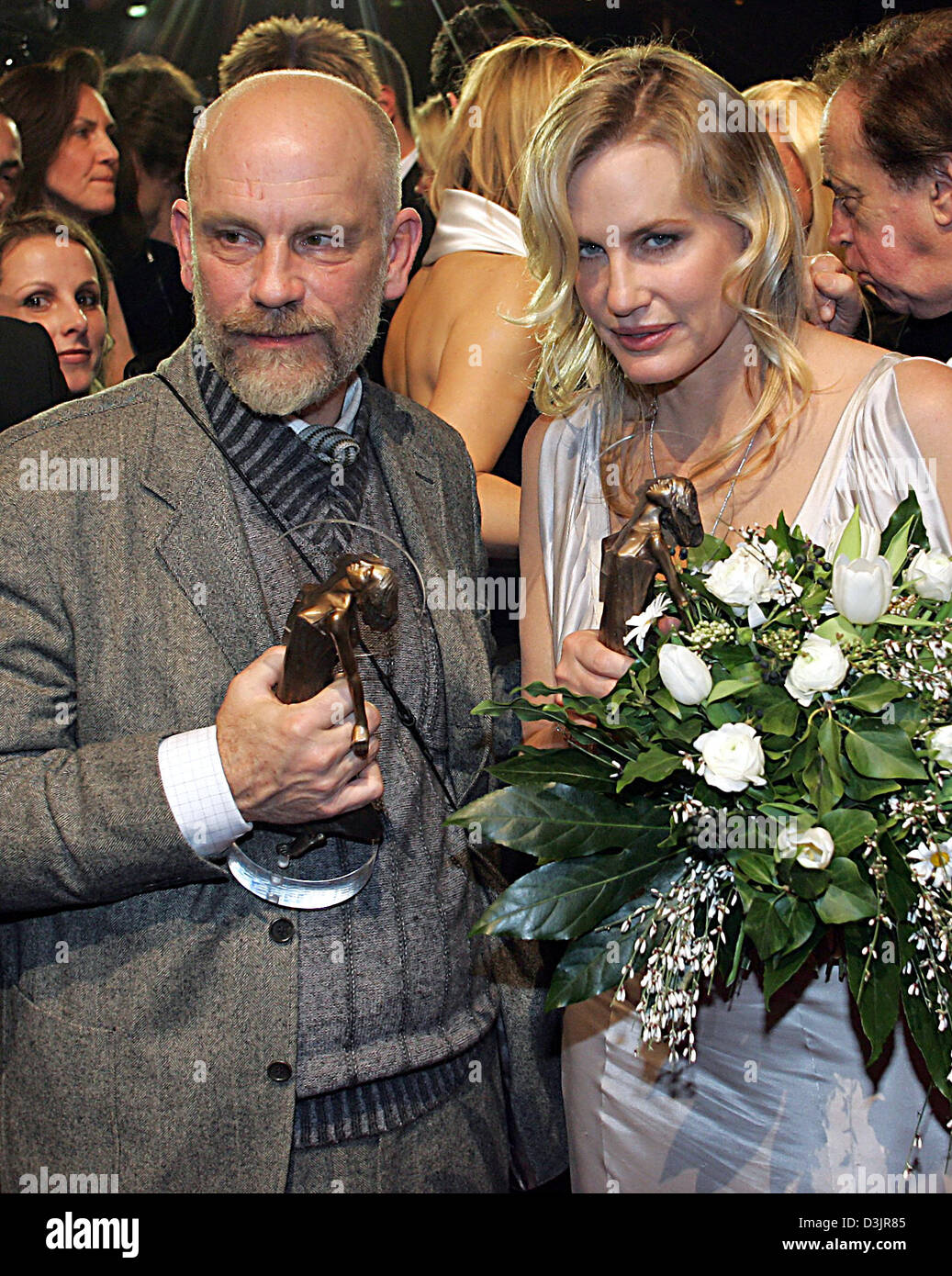 (Afp) - L'actrice Daryl Hannah nous sourire après réception de la 'Diva - World Award" à côté de l'acteur John Malkovich, qui a également reçu un prix, au cours de la 15e cérémonie de remise des prix du prix media allemand 'Diva' au Deutsches Theater de Munich, Allemagne, 27 janvier 2005. En remportant le prix Hannah et Malkovich sera également introduit au nouveau 'Diva - Hall of Fame'. T Banque D'Images