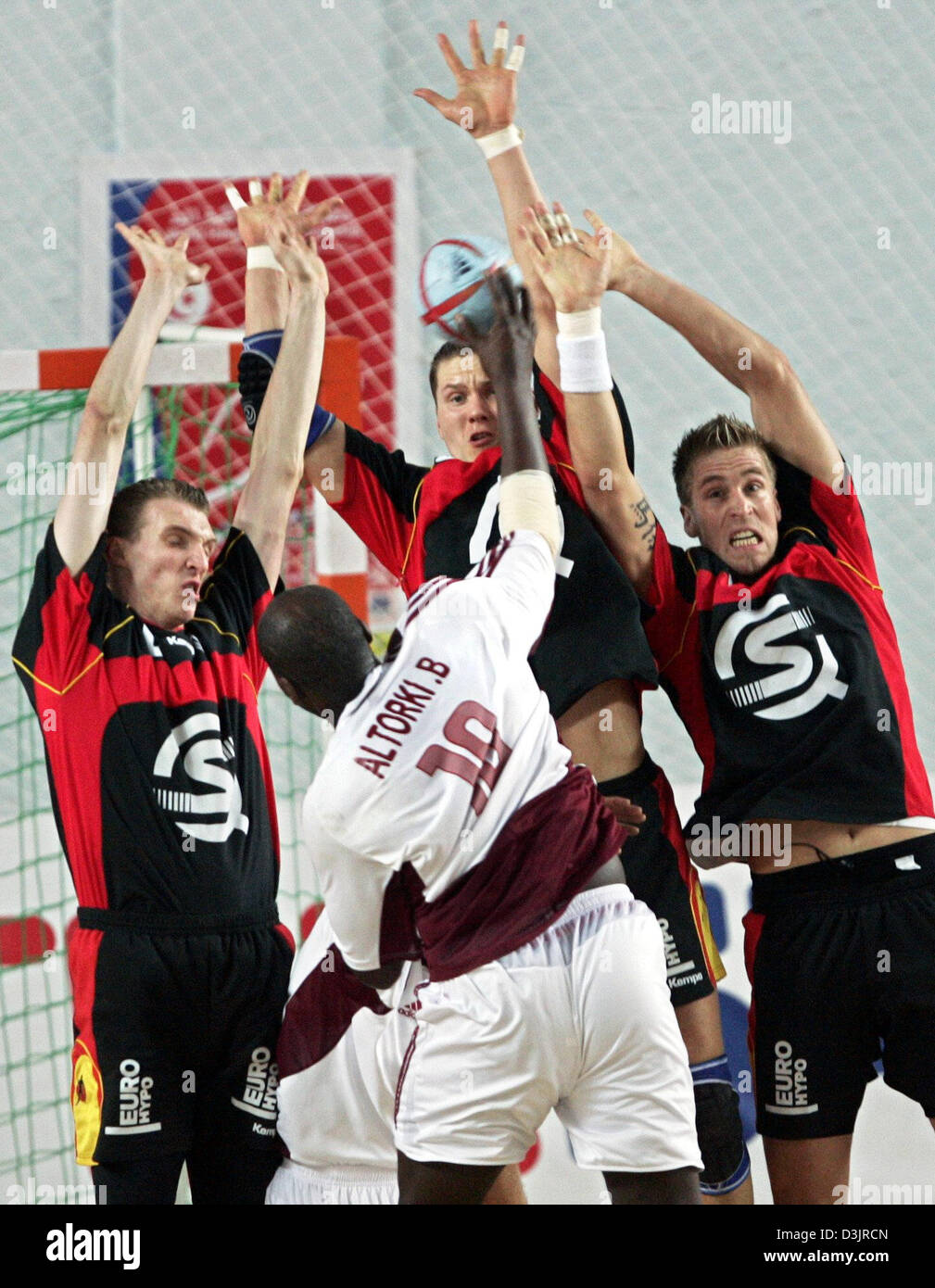 Joueurs De Handball Allemand L R Holger Glandorf Sebastian Preiss Und Oliver Roggisch Defendre Une Attaque Par Le Qatar S Player Borhan Saleh Al Turki Durant La Coupe Du Monde De Handball Match Entre