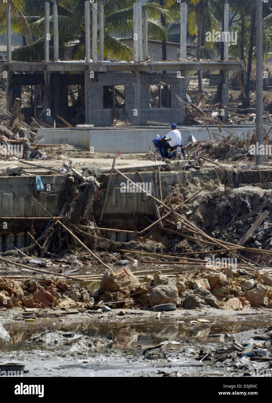 (Afp) - une scène de dévastation totale se présente au spectateur après l'inondation le 26 décembre 2004 dans le village de pêcheurs Ban Nam Khem, Thaïlande, le 9 janvier 2005. Navires ont été catapulté par le tsunami plusieurs kilomètres vers le cœur, la plupart des maisons a été complètement détruit. Banque D'Images