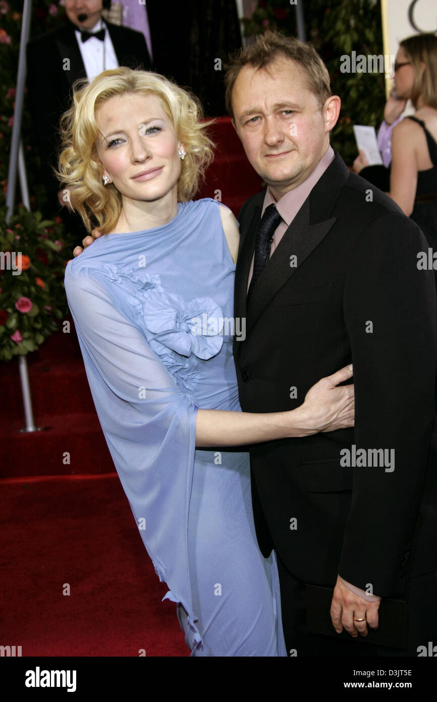 (Afp) - L'actrice australienne Cate Blanchett pose fièrement avec son mari Andrew Upton comme ils assistent à la 62e Golden Globe Awards à Los Angeles, USA, 16 janvier 2005. Banque D'Images
