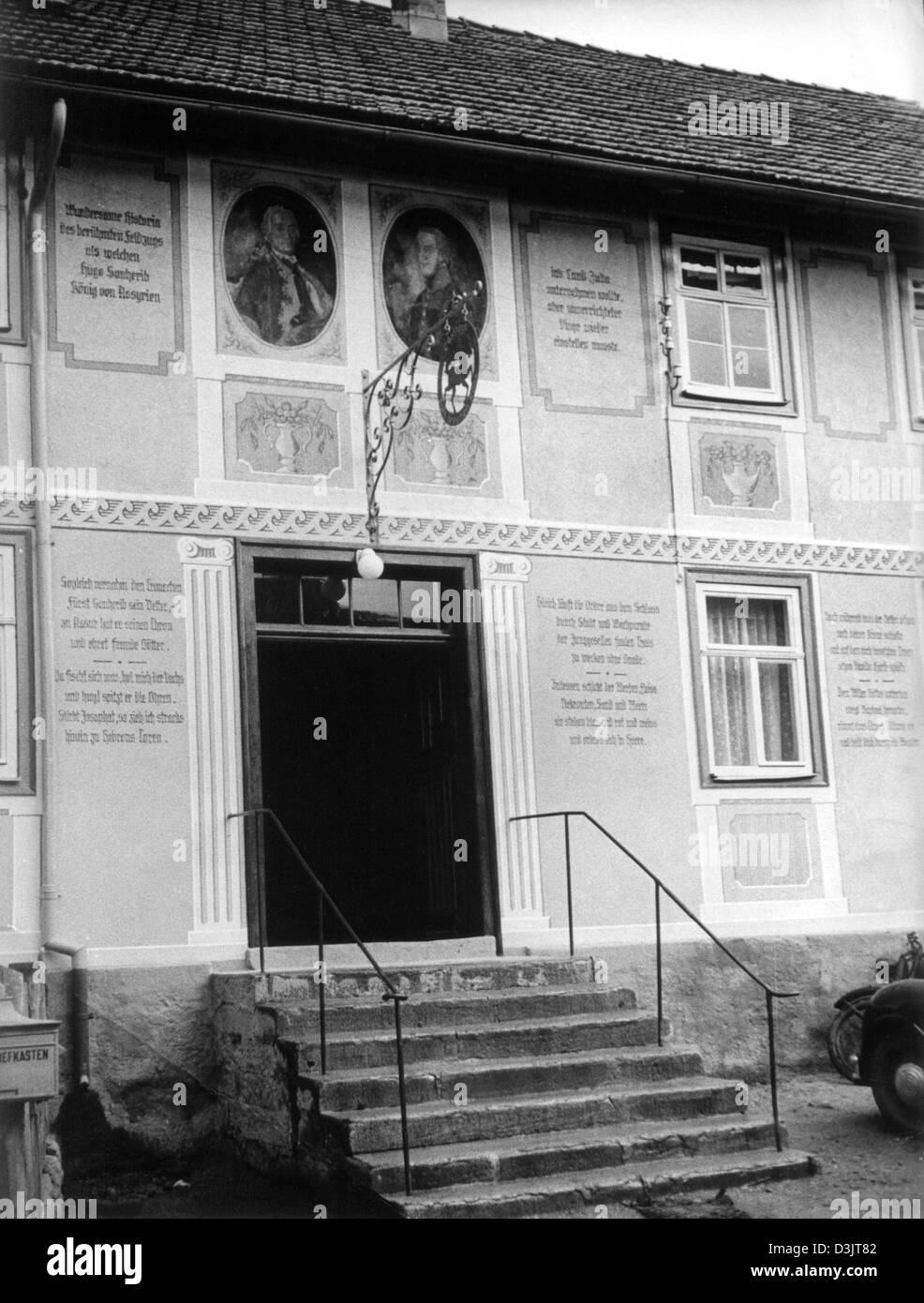 (Afp) - Une vue de l'auberge "Zum braunen Ross' (cheval brun) dans le village de Bauerbach, Allemagne, 12 mai 1955. Poète et dramaturge allemand Friedrich Schiller fréquemment utilisé pour dîner à l'auberge au cours de sa 7-mois-long séjour dans le village où il se réfugie sous le pseudonyme de Dr Ritter le 7 décembre 1782 après s'être échappé de Karlsschool académie militaire. Schiller est né Banque D'Images