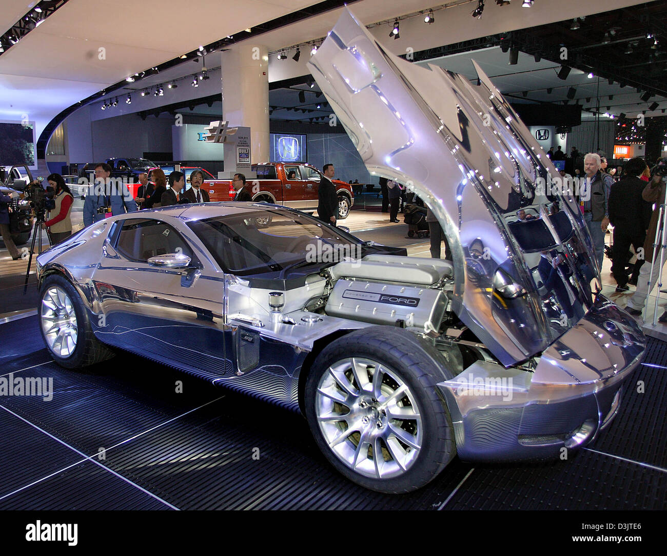 (Dpa) - Ford présente la nouvelle GR1 Étude de voiture au cours d'une présentation au NAIAS, North American International Auto Show, à Detroit, USA, 10 janvier 2005. Ford's silver concept car dispose d'un moteur V10 avec jusqu'à 605 chevaux. Banque D'Images