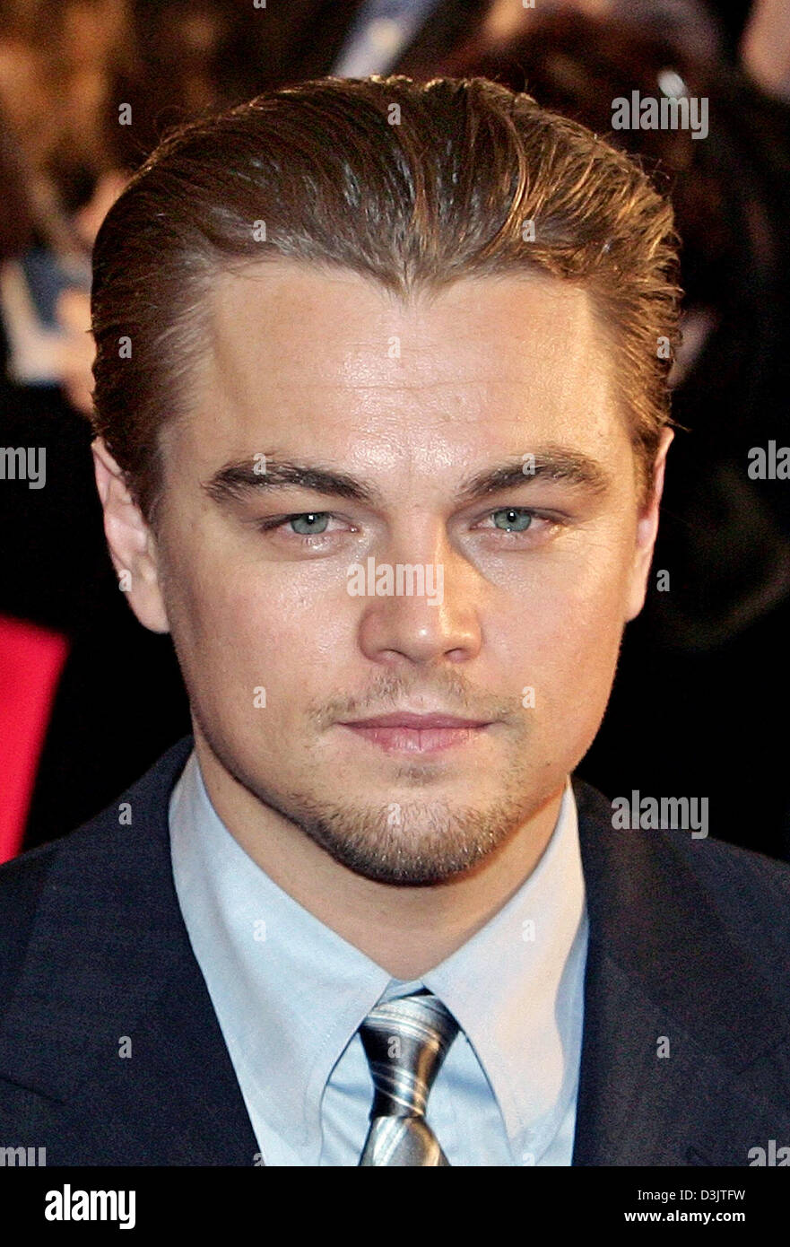 (Afp) - L'acteur américain Leonardo DiCaprio arrive pour la première Allemande de son film 'Aviator' au cinéma Delphi à Berlin, Allemagne, le 7 janvier 2005. Banque D'Images