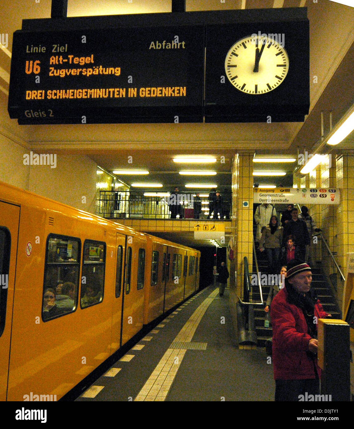 Afp) - une rame de métro s'arrête et se met pour quelques minutes de silence  à la gare Bahnhof Friedrichstrasse à Berlin, Allemagne, le mercredi 5  janvier 2005. Toute l'Europe, les victimes