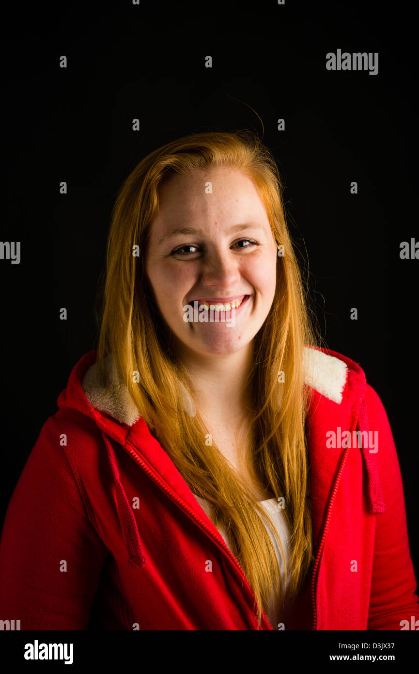 Une happy smiling rire 16, 17 ans de rousseur rousse face adolescente, UK Banque D'Images