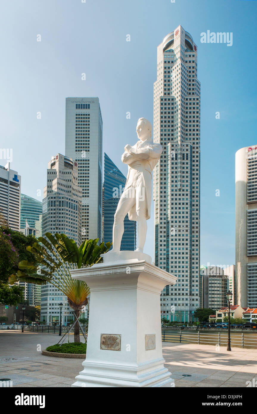 Sir Thomas Stamford Raffles Singapour moderne avec arrière-plan de la ville Banque D'Images