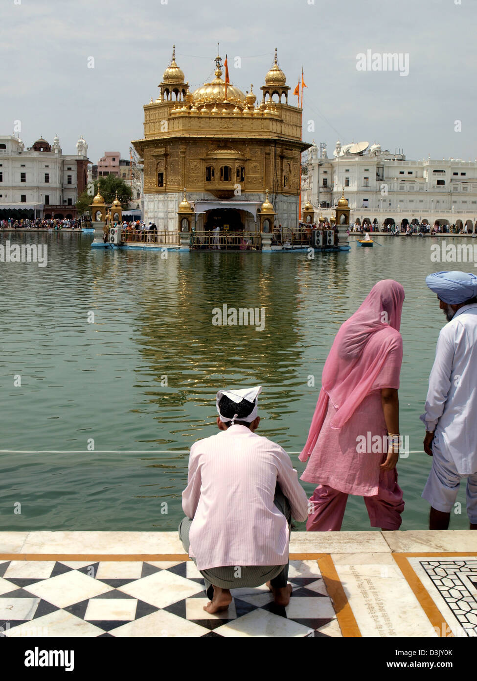 Pèlerin Sikh homme à genoux au Golden Temple Gurdwara Harmandir Sahib à Amritsar, Punjab, India Banque D'Images