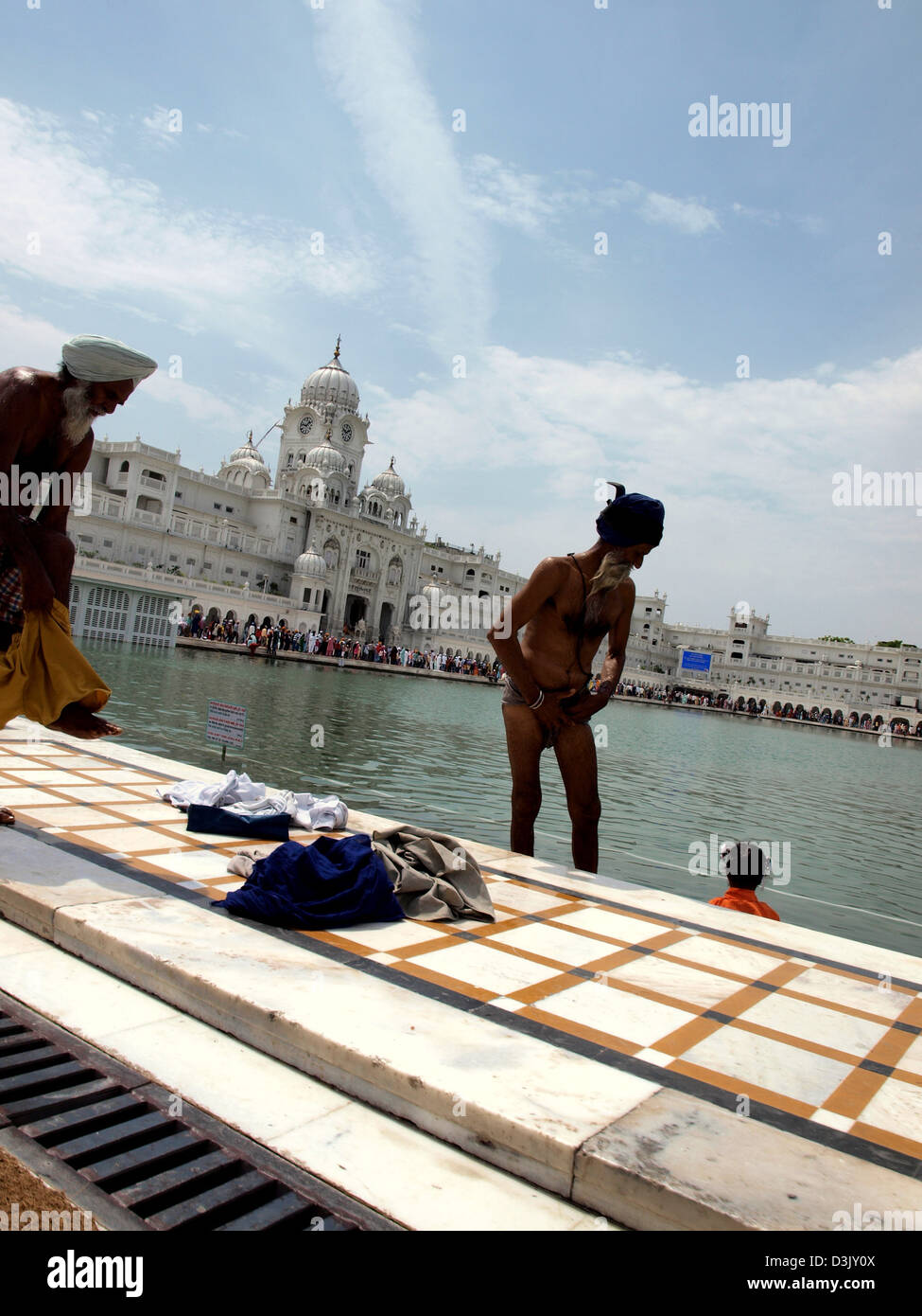Pèlerin Sikh man baignade à l'Harmandir Sahib gurdwara Golden Temple à Amritsar, Punjab, India Banque D'Images