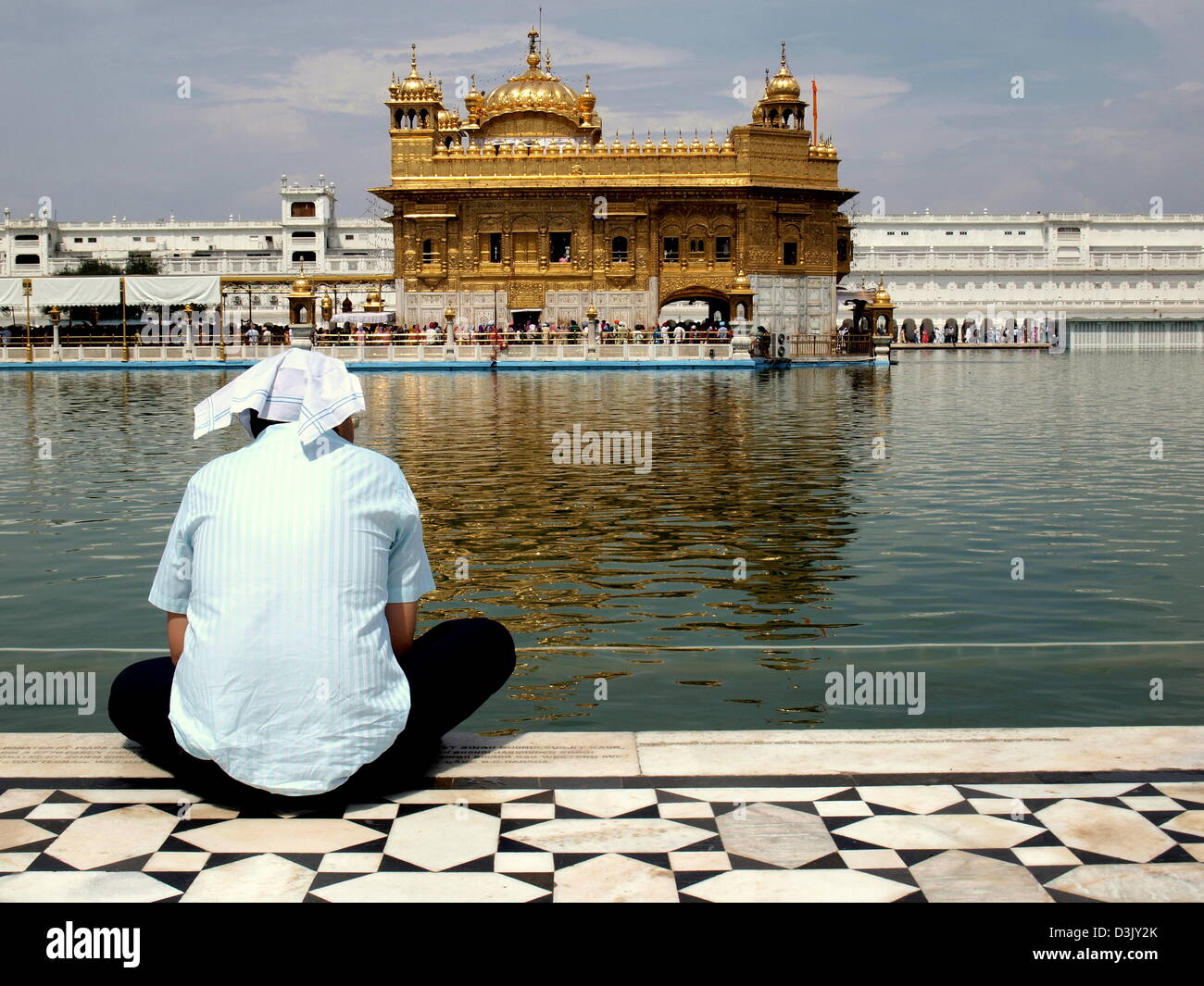 Pèlerin Sikh homme à genoux au Golden Temple Gurdwara Harmandir Sahib à Amritsar, Punjab, India Banque D'Images