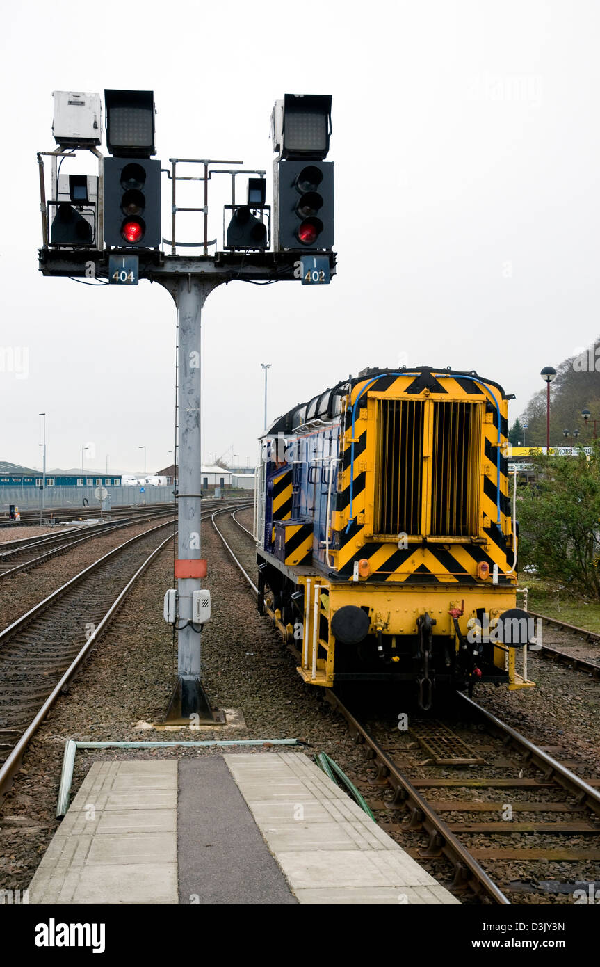 Locomotive diesel-électrique,classe,08,08308 caledonian sleeper, station d''Inverness, Écosse Banque D'Images