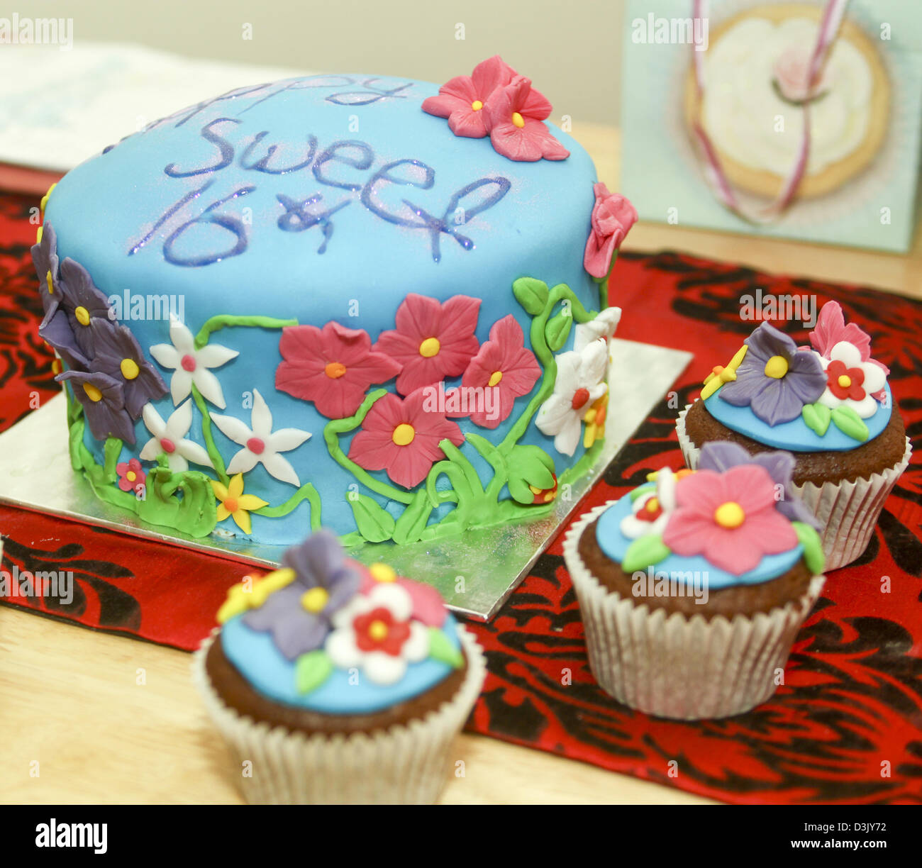 16e anniversaire et de la comparaison d'cup cakes Banque D'Images