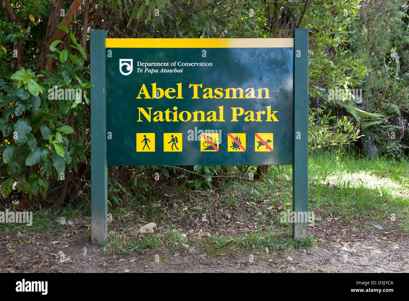 DOC signe à l'entrée de l'Abel Tasman National Park, New Zealand Banque D'Images