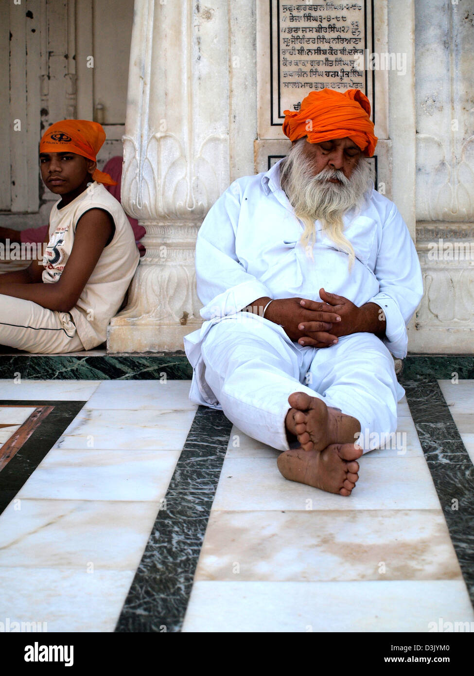 Pèlerins sikhs endormi au Golden Temple Gurdwara Harmandir Sahib à Amritsar, Punjab, India Banque D'Images