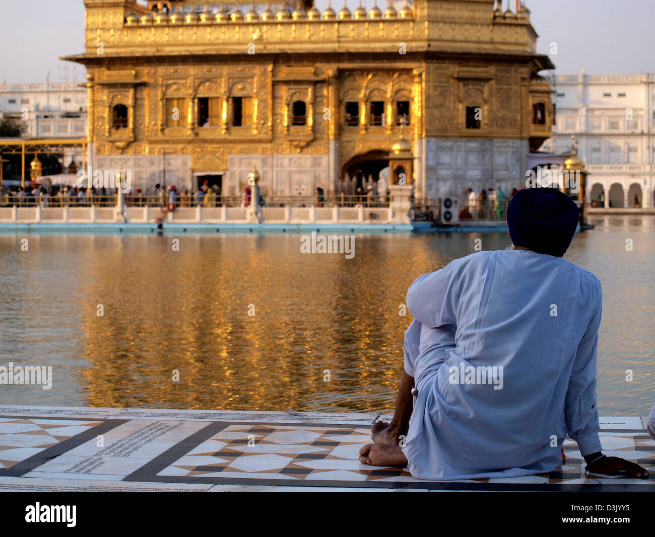 Pèlerin Sikh homme à genoux au Golden Temple Gurdwara Harmandir Sahib à Amritsar, Punjab, India Banque D'Images