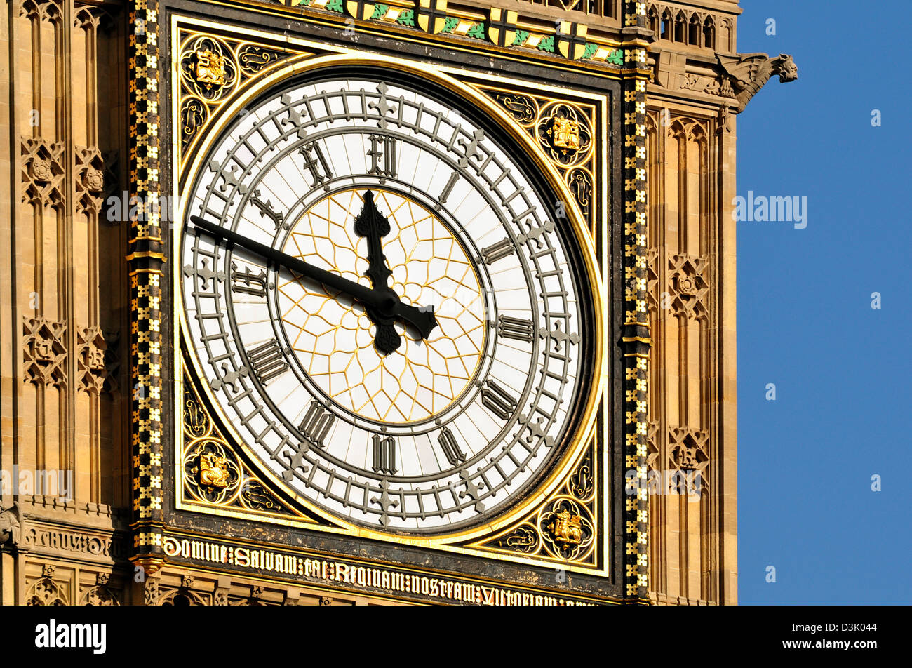 Londres, Angleterre, Royaume-Uni. 'Big Ben' couleurs St Stephen's Tower dans les chambres du Parlement Banque D'Images
