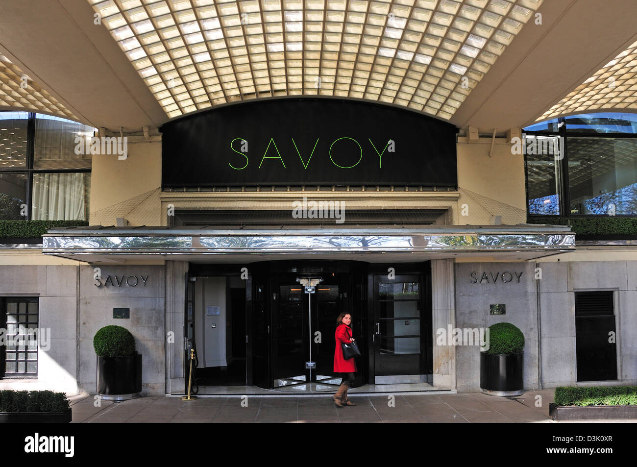 Londres, Angleterre, Royaume-Uni. Savoy Hotel, entrée sud par la rivière Banque D'Images
