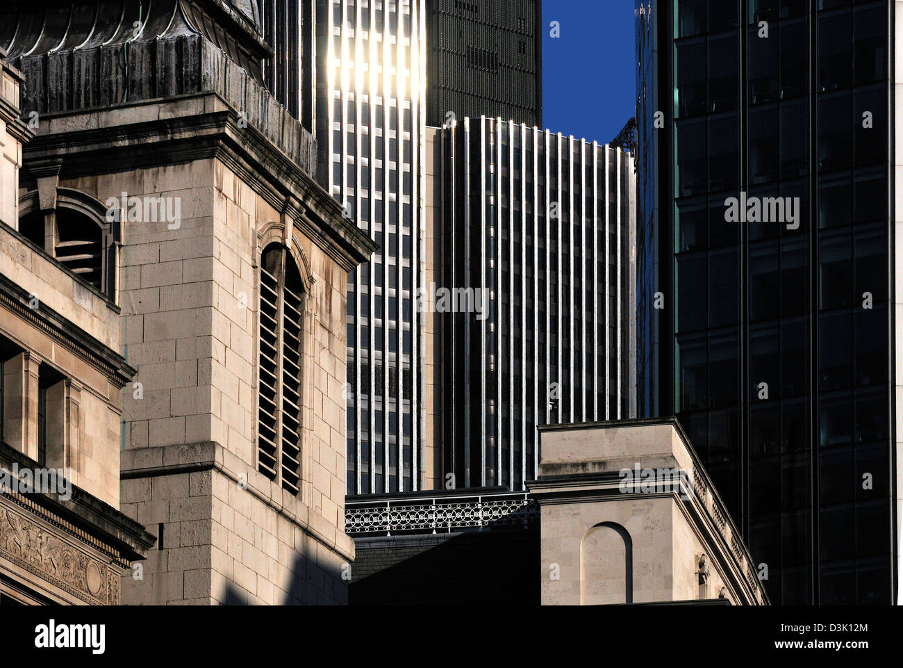 Londres, Angleterre, Royaume-Uni. Vieille église et les blocs de bureau moderne dans la ville de Londres Banque D'Images