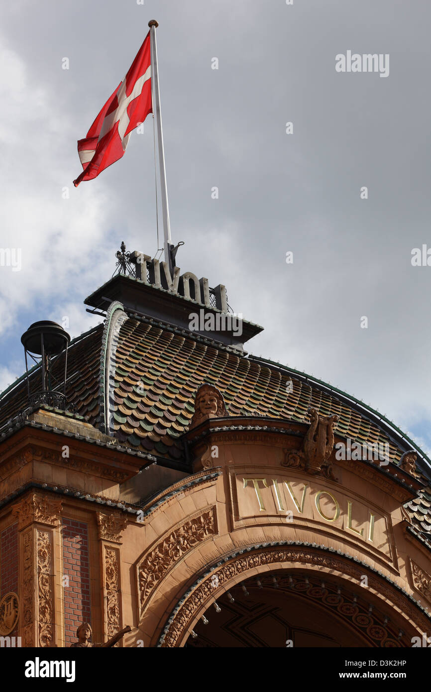 Copenhague, Danemark, Daenemarkfahne à l'entrée du parc d'attractions Tivoli Banque D'Images