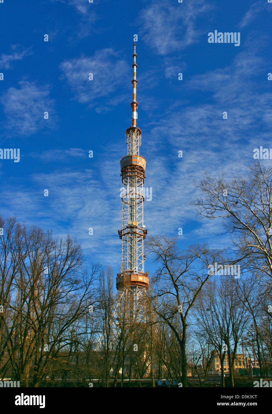 Tour de télévision de Kiev est un 385 m (1 263 pieds) d'un mât en treillis construit en 1973 pour la radio et la télévision. Panorama vertical Banque D'Images