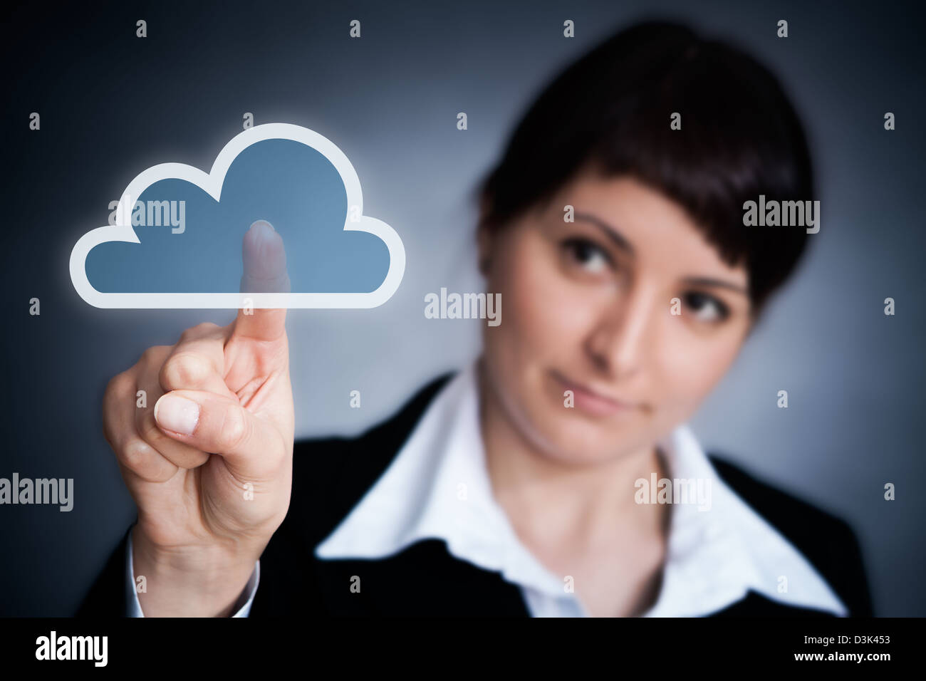 Le concept de cloud computing. Main femme cliquez sur l'icône de nuage Banque D'Images