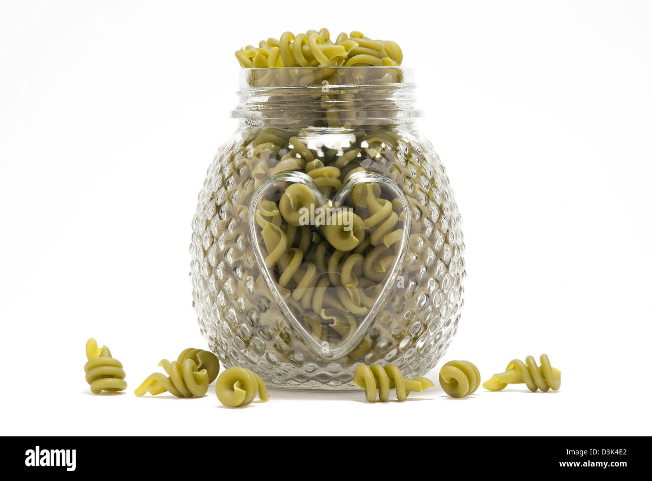 Pâtes aux épinards vert en forme de coeur en verre jar Banque D'Images