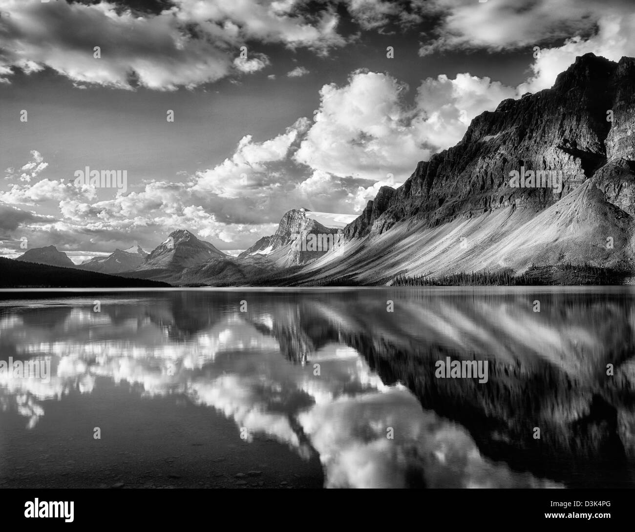 Reflet du Lac Bow. Le Parc National de Banff, Canada Banque D'Images