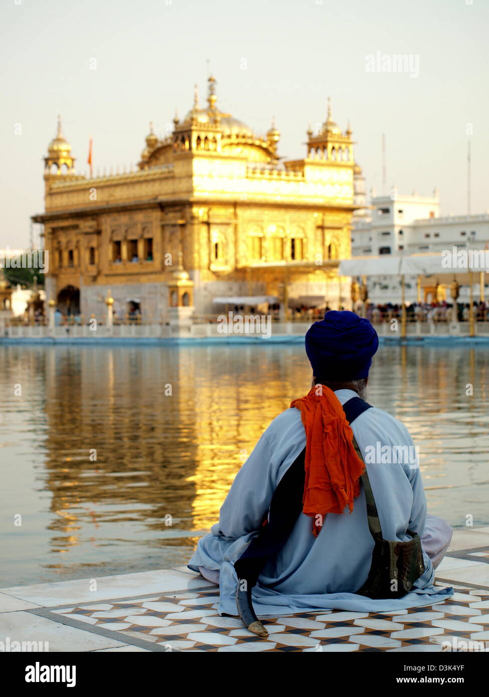 Pèlerin Sikh homme à genoux au Golden Temple Gurdwara Harmandir Sahib à Amritsar, Punjab, India Banque D'Images