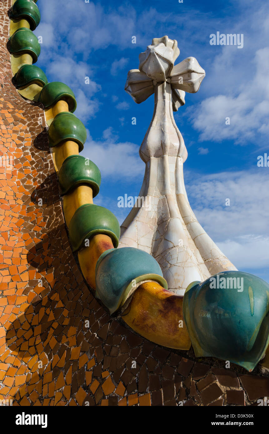 Toit en tuiles mosaïque de la Casa Batlló de Gaudi architecte moderniste. Barcelona Banque D'Images