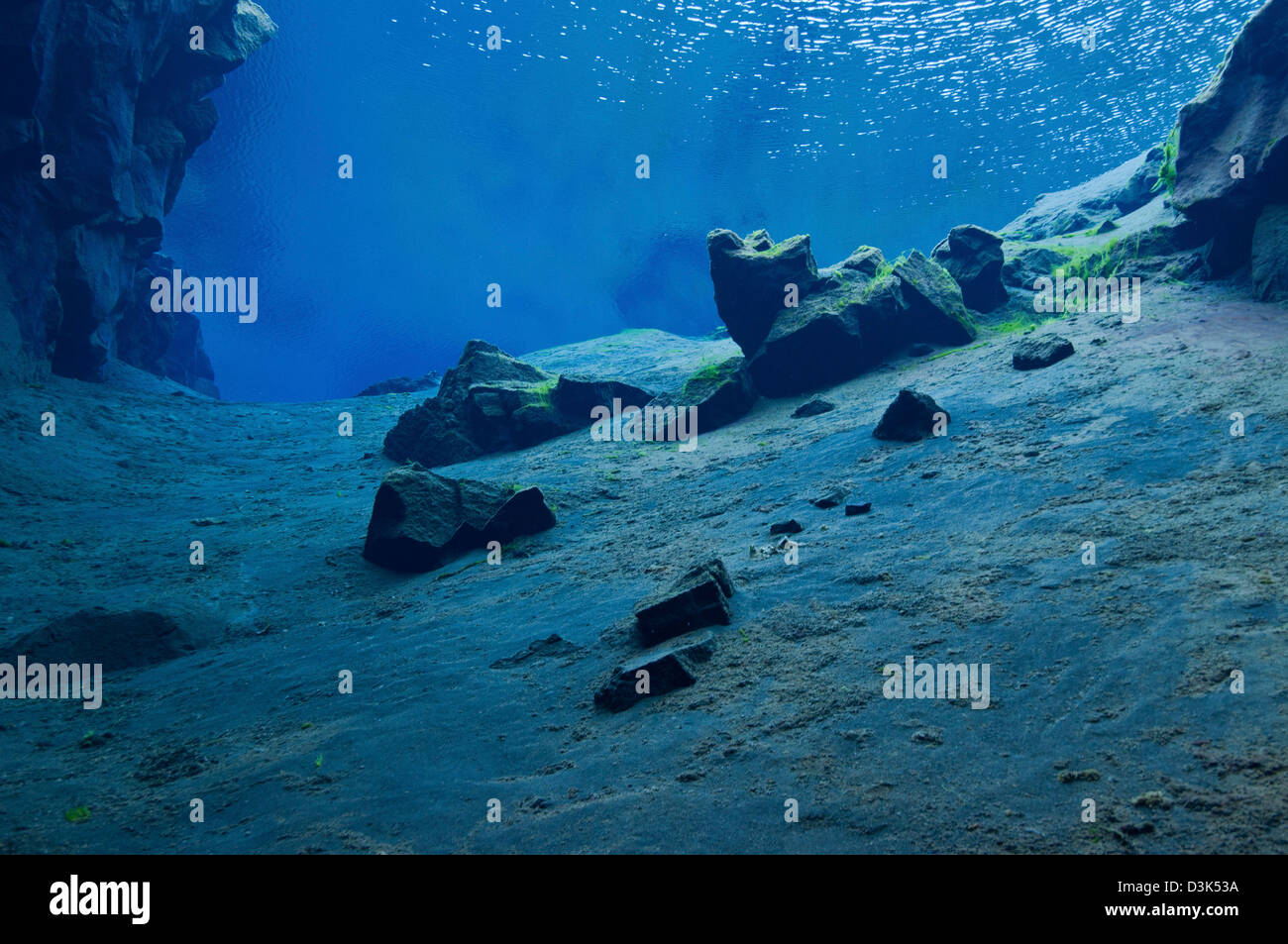 Sous-marine bleu paysage lunaire dans les eaux claires du lagon au crack, l'Islande. Silfra S.p.a. Banque D'Images