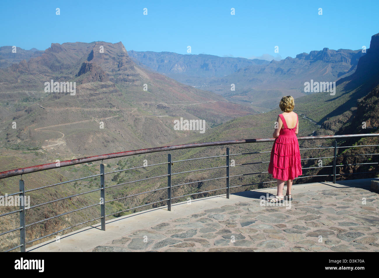 Femme avec vue sur montagnes à Degollada de las Yeguas Gran Canaria Banque D'Images