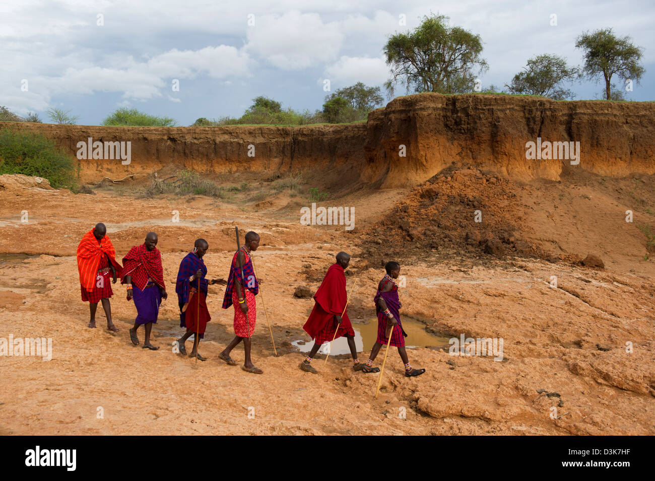 Marcher dans une rivière massaï bed, Selenkay Conservancy, Kenya Banque D'Images