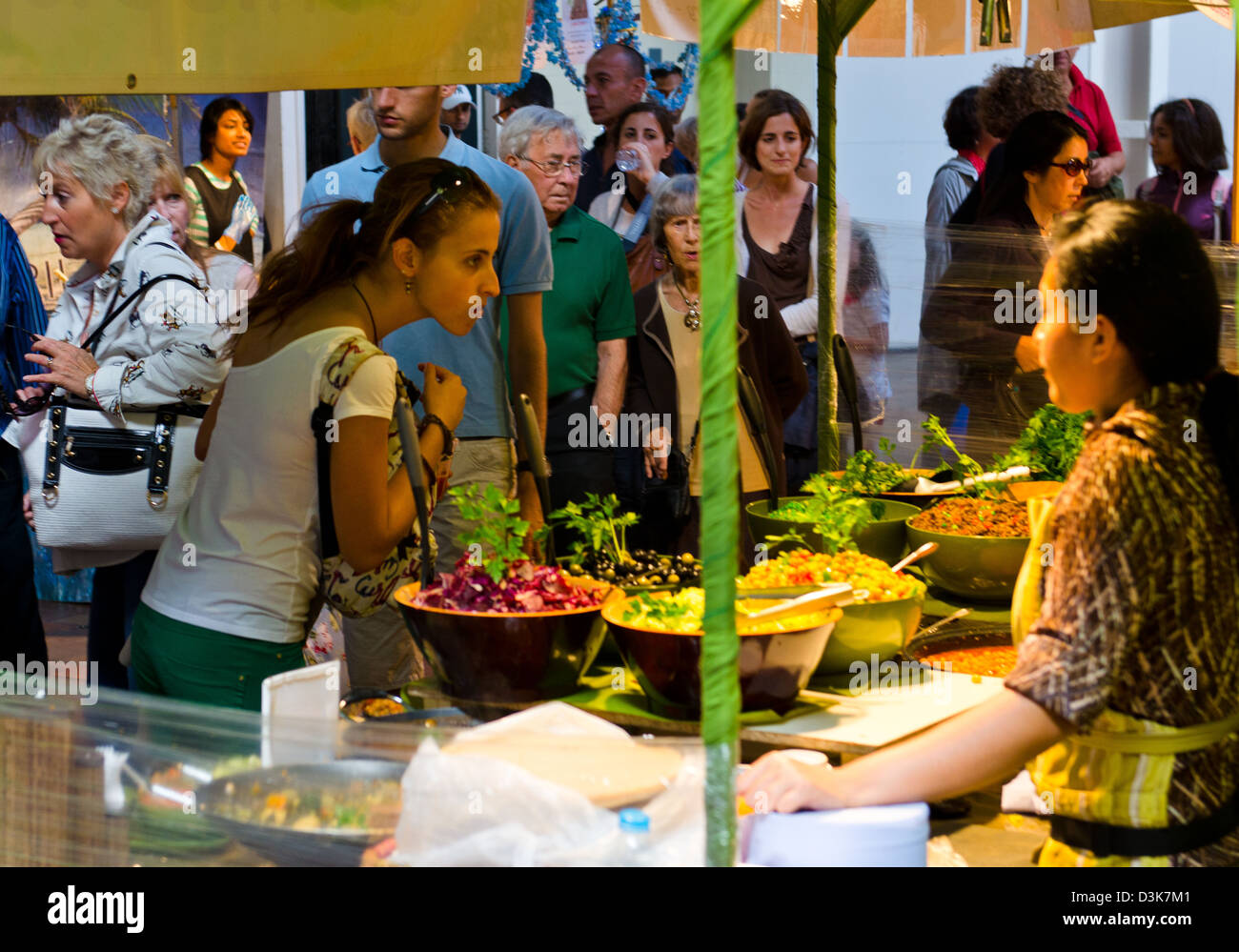 Le choix de la nourriture sur un Oriental food dans l'un des marchés intérieurs à Brick Lane Banque D'Images