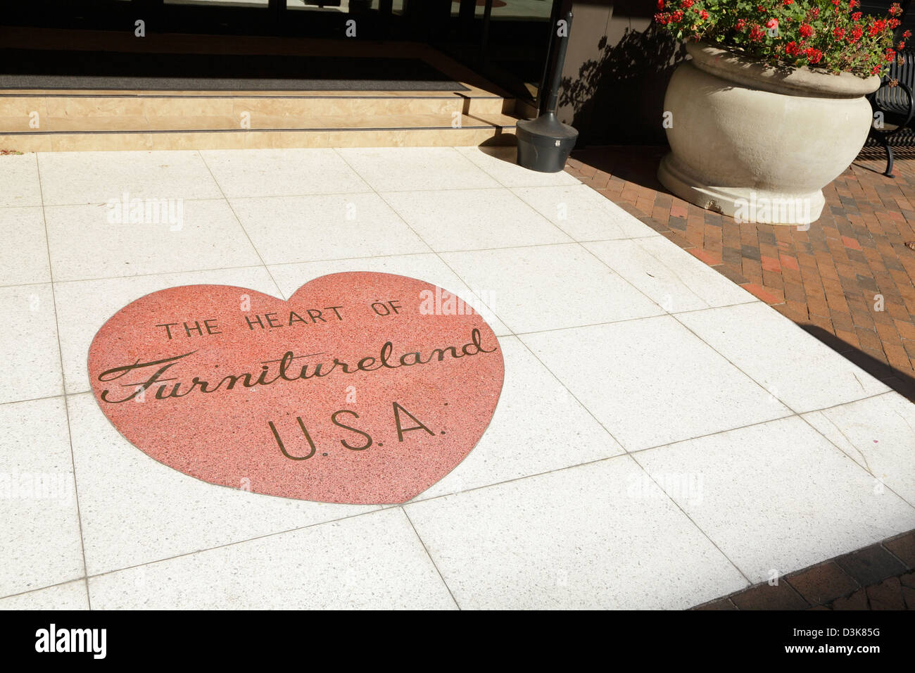 Une mosaïque sur la rue Main qui se lit 'le coeur de Furnitureland USA' , High Point, Caroline du Nord, États-Unis Banque D'Images