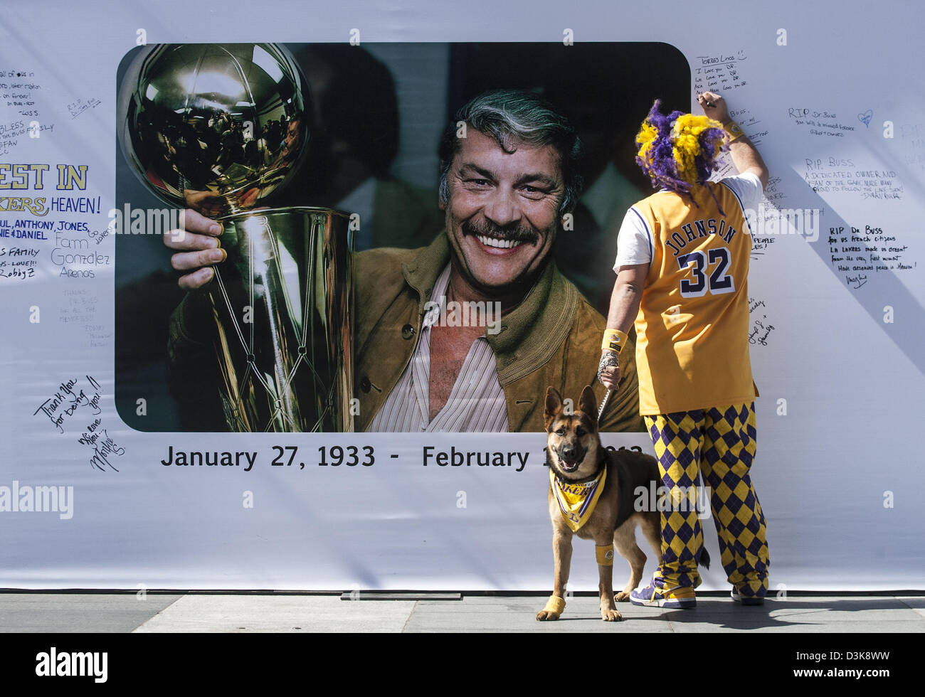 20 février 2013 - Los Angeles, Californie (CA, USA - Un ventilateur Lakers écrit un message personnel sur la Los Angeles Lakers propriétaire Jerry Buss Bannières Memorial dans le Nokia Plaza à Los Angeles. Vivre, directement en face du Staples Center le 20 février 2013 à Los Angeles, Californie. Les Lakers tiendra un service commémoratif pour célébrer la vie de propriétaire de longue date Jerry Buss au Nokia Theatre le jeudi, sur invitation seulement. Le Dr Bus est mort à l'âge de 80 ans le lundi suivant 18 mois de lutte contre le cancer. (Crédit Image : © Chiu/ZUMAPRESS.com) Ringo Banque D'Images