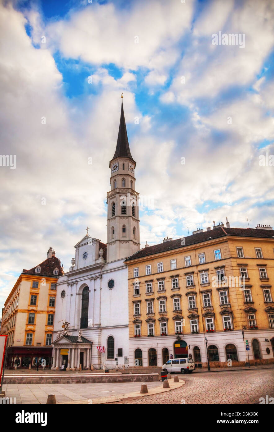 L'église Saint-Michel (Michaelerkirche) à Vienne au lever du soleil Banque D'Images